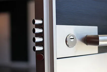 Porte blindée et serrure multipoints dans le Val-d’Oise